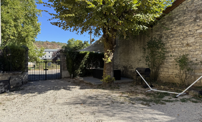 Cour commune convivale avec terrasse Plombières-Lès Dijon, 2 chambres, garage et combles proche Canal de Bourgogne Arya immobilier estimation gratuite sous 48h de votre appartement, maison ,terrain, grange, immeuble, local, etc.  accompagnement personnalisé projet de vente et à l'acquisition
