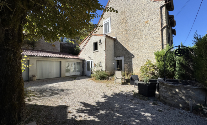 Garage dans cour fermée Plombières-Lès Dijon, 2 chambres, garage et combles proche Canal de Bourgogne Arya immobilier estimation gratuite sous 48h de votre appartement, maison ,terrain, grange, immeuble, local, etc.  accompagnement personnalisé projet de vente et à l'acquisition