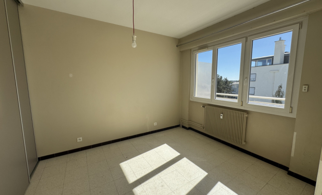 chambre avec rangement lumineuse DIJON – QUARTIER MONTCHAPET | APPARTEMENT 51,87 M² AVEC BALCON, CAVE, GRENIER ET PARKING FERMÉ ARYA IMMOBILIER estimation gratuite de votre bien appartement, maison, terrain, immeuble, grange, local, etc. 