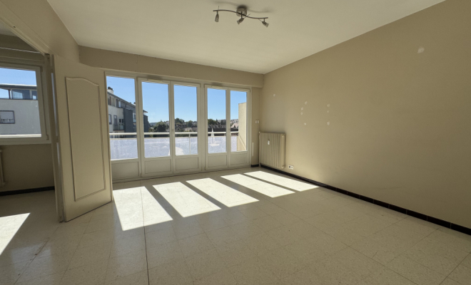 salon séjour lumineux DIJON – QUARTIER MONTCHAPET | APPARTEMENT 51,87 M² AVEC BALCON, CAVE, GRENIER ET PARKING FERMÉ ARYA IMMOBILIER estimation gratuite de votre bien appartement, maison, terrain, immeuble, grange, local, etc. 