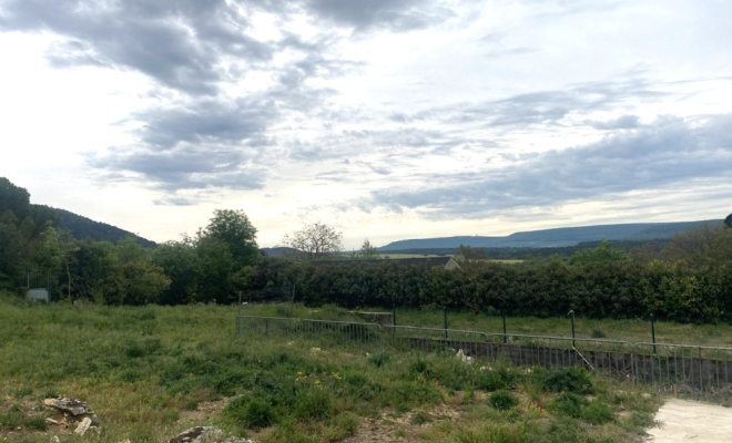 Beau terrain constructible de 2400 m2, avec Bellevue et au calme, situé à Mâlain, ARYA Immobilier, estimation gratuite sous 48h