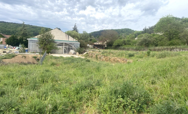 Beau terrain constructible de 2400 m2, avec Bellevue et au calme, situé à Mâlain, ARYA Immobilier, estimation gratuite sous 48h