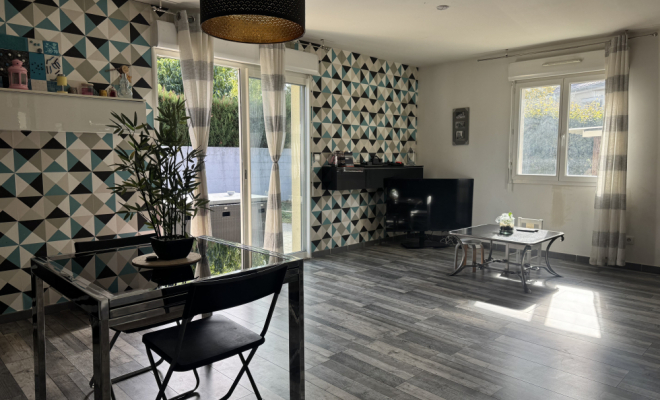Salon séjour avec vue terrasse Maison de plain-pied avec piscine et garage – Pasques Agence ARYA IMMOBILIER estimation gartuite de vos biens sous 48h maison, appartement, terrain, grange, etc
