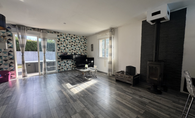 Salon séjour avec poêle à bois Maison de plain-pied avec piscine et garage – Pasques Agence ARYA IMMOBILIER estimation gartuite de vos biens sous 48h maison, appartement, terrain, grange, etc