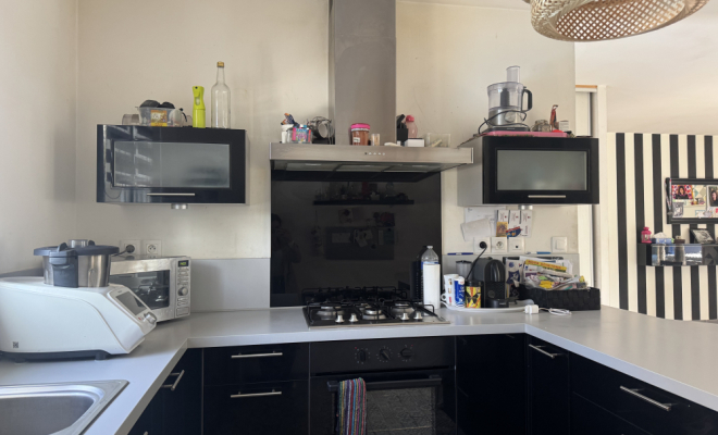 Cuisine ouverte Maison de plain-pied avec piscine et garage – Pasques Agence ARYA IMMOBILIER estimation gartuite de vos biens sous 48h maison, appartement, terrain, grange, etc