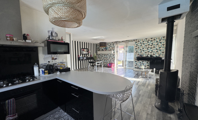Cuisine équipée Maison de plain-pied avec piscine et garage – Pasques Agence ARYA IMMOBILIER estimation gartuite de vos biens sous 48h maison, appartement, terrain, grange, etc