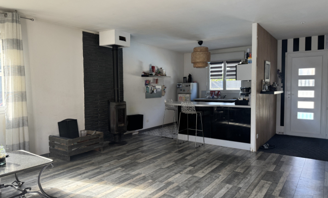 Entrée avec placard de rangement intégréMaison de plain-pied avec piscine et garage – Pasques Agence ARYA IMMOBILIER estimation gartuite de vos biens sous 48h maison, appartement, terrain, grange, etc