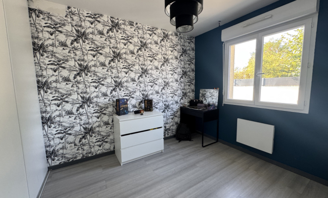 Chambre avec placard de rangement intégré Maison de plain-pied avec piscine et garage – Pasques Agence ARYA IMMOBILIER estimation gartuite de vos biens sous 48h maison, appartement, terrain, grange, etc