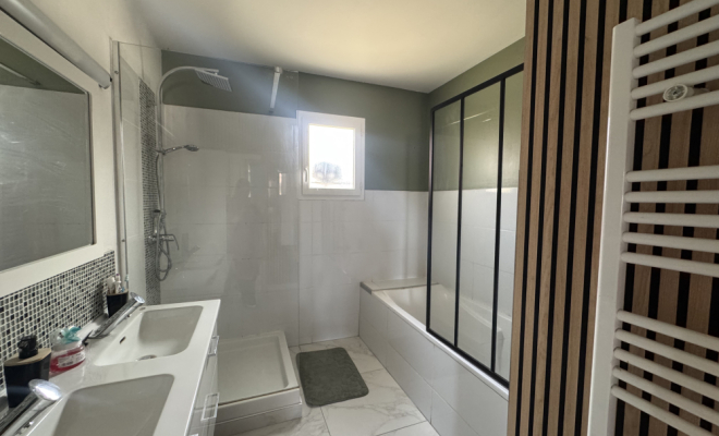 salle de bains et douche Maison de plain-pied avec piscine et garage – Pasques Agence ARYA IMMOBILIER estimation gartuite de vos biens sous 48h maison, appartement, terrain, grange, etc