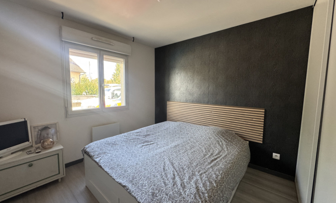 Chambre avec rangement intégré Maison de plain-pied avec piscine et garage – Pasques Agence ARYA IMMOBILIER estimation gartuite de vos biens sous 48h maison, appartement, terrain, grange, etc