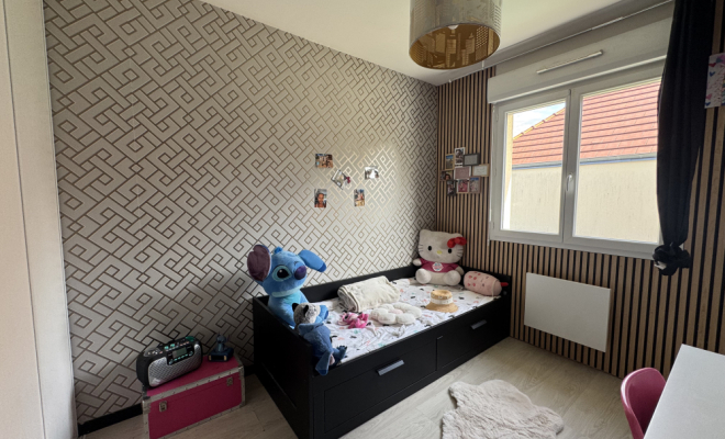 Chambre avec rangement Maison de plain-pied avec piscine et garage – Pasques Agence ARYA IMMOBILIER estimation gartuite de vos biens sous 48h maison, appartement, terrain, grange, etc