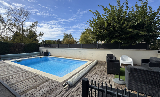 Jardin, piscine chauffée et garage Maison de plain-pied avec piscine et garage – Pasques Agence ARYA IMMOBILIER estimation gartuite de vos biens sous 48h maison, appartement, terrain, grange, etc