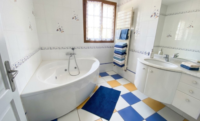 Belle maison de plain-pied  avec trois chambres, grande terrasse sans vis à vis, avec piscine et sous-sol complet, Fleurey-sur-Ouche, ARYA Immobilier, estimation gratuite sous 48h